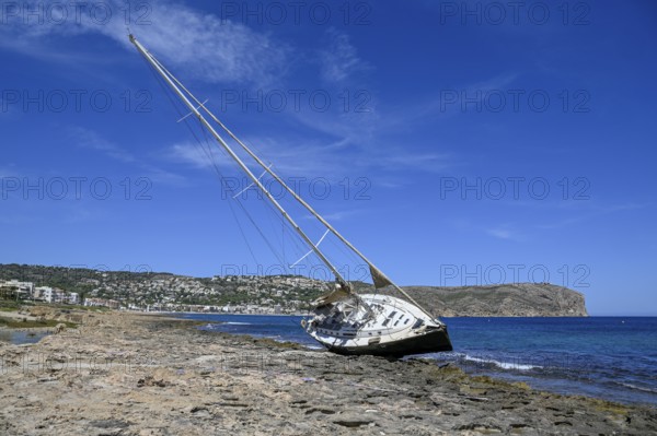 Stranded sailing yacht, storm, severe weather, Jávea or Xàbia, Alicante Province, Comunidad Valenciana, Spain
