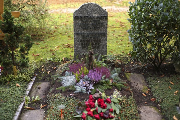 Grave, tombstone, Willi Bleicher, German resistance fighter against National Socialism, later head of the IG Metall trade union in Baden-Württemberg, main cemetery, Stuttgart, Baden-Württemberg, Germany