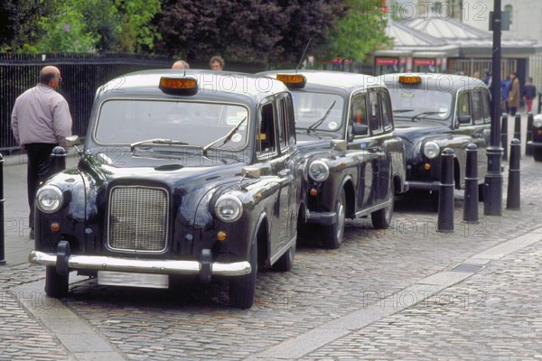 Waiting English taxis, taxicab, London, England, Great Britain