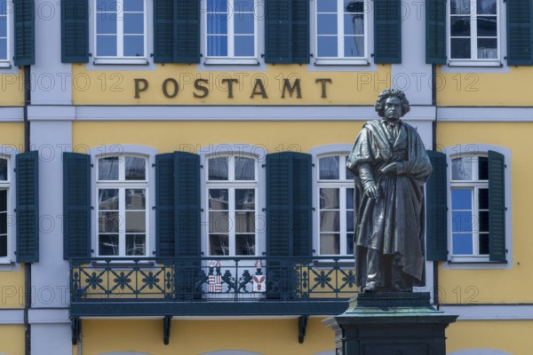 Beethoven, memorial, statue, Münsterplatz, behind it the main post office in the Fürstenberg Palace in Bonn, North Rhine-Westphalia, Germany