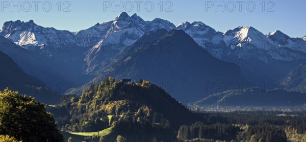 View from Alerwinkel near Hinang, behind mountains of the Allgäu Alps with Himmelschrofen, Kratzer and Trettachspitze, in the middle of Schöllanger Castle Church, Illertal, Oberallgäu, Allgäu, Bavaria, Germany