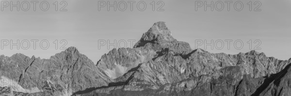 Mountain panorama from the Koblat-Höhenweg on the Nebelhorn across the Obertal with lush green meadows to the Hochvogel and Rosszahn group with the Hochvogel, 2592m, Allgäu, Bavaria, Germany