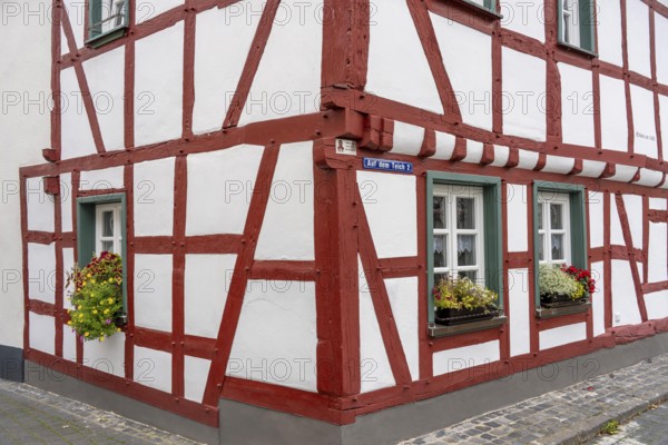 The old town of Ahrweiler, flood level mark, half-timbered house, renovated, restored, partly rebuilt after the flood in the Ahr Valley in July 2021, Rhineland-Palatinate