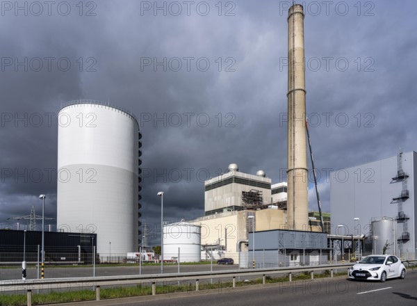 Stadtwerke Düsseldorf district heating storage plant, at the Lausward CHP plant, with a volume of 35, 700 cubic meters, the water stored there has a temperature of 98°C and is fed into the district heating network as required without the power plant just starting up the district heating boiler, stored heat, Düsseldorf, North Rhine-Westphalia