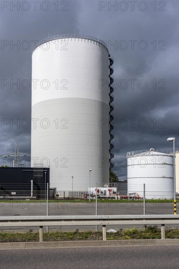 Stadtwerke Düsseldorf district heating storage plant, at the Lausward CHP plant, with a volume of 35, 700 cubic meters, the water stored there has a temperature of 98°C and is fed into the district heating network as required without the power plant just starting up the district heating boiler, stored heat, Düsseldorf, North Rhine-Westphalia