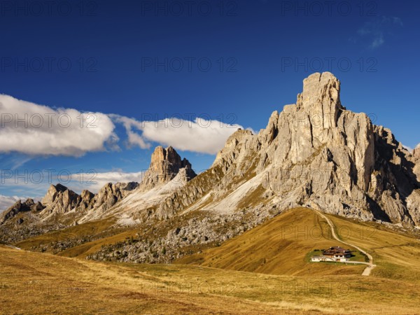 Passo di Giau, Giau Pass, in the back peaks of Ra Gusela, Nuvolau and Averau, Dolomites, Alps, Belluno province, Veneto region, Italy
