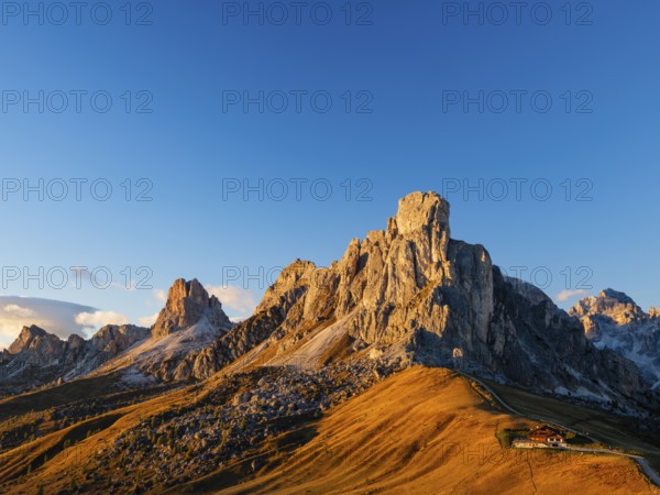 Passo di Giau at dusk, Giau Pass, in the back peaks of Ra Gusela, Nuvolau and Averau, Tofane on the right, Dolomites, Alps, Belluno province, Veneto, Italy