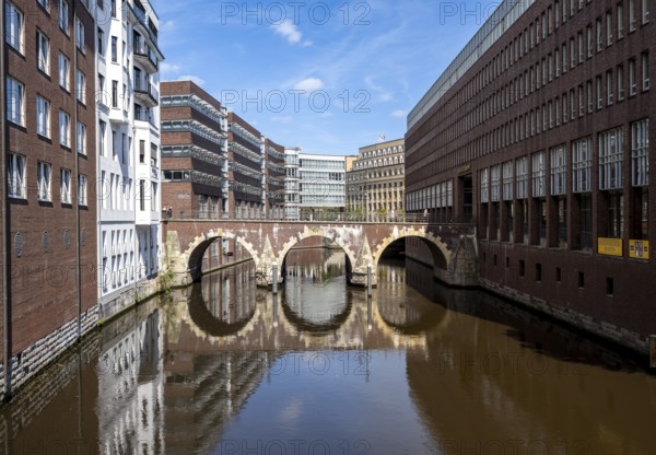 Brick building and canal Bleichenfleet with Ellerntorsbrücke, Hamburg Mitte, Hamburg, Germany