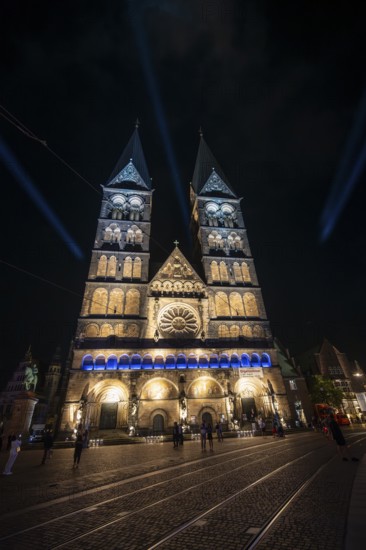 Illuminated façade of St. Peter's Cathedral, Bremen Market Square, Old Town, Bremen, Germany