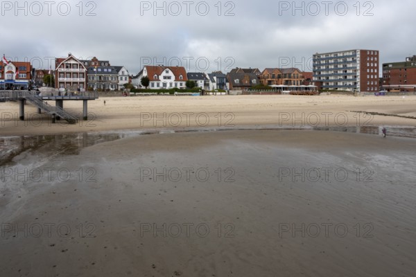 View from the beach onto the promenade of Wyk, Föhr Island, Schleswig-Holstein, Germany