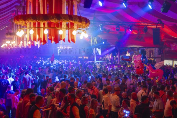Cheerful celebration with light effects and live music, the crowd enjoys the festive atmosphere of a beer tent, Volksfest Cannstatter Wasen, Sonja Merz Festzelt, Stuttgart, Germany