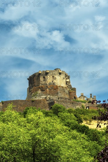 Murol castle, Murol built on a basalt promontory in the 13th century. Auvergne Volcanoes Natural Park, Puy de Dome, Auvergne Rhone Alpes, France