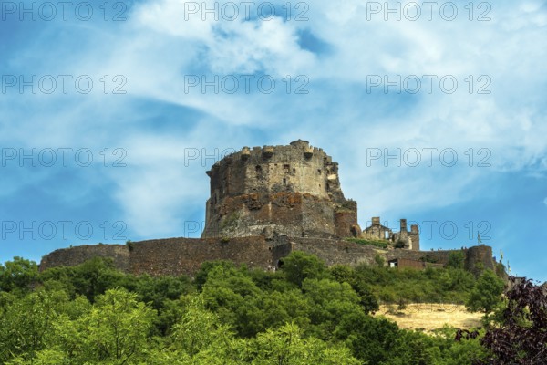 Murol castle, Murol built on a basalt promontory in the 13th century. Auvergne Volcanoes Natural Park, Puy de Dome, Auvergne Rhone Alpes, France