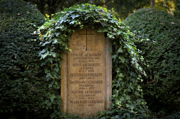 Gravesite, Gravestone, Grave of the Oskar and Rosa Gerhardt family, Waldfriedhof, autumn, autumnal, ivy, Stuttgart, Baden-Württemberg, Germany