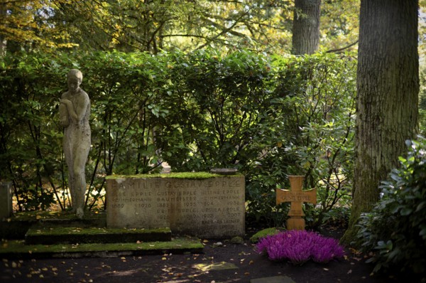 Gravesite, Gravestone, Grave of the Gustav Epple family, Waldfriedhof, autumn, autumnal, Stuttgart, Baden-Württemberg, Germany