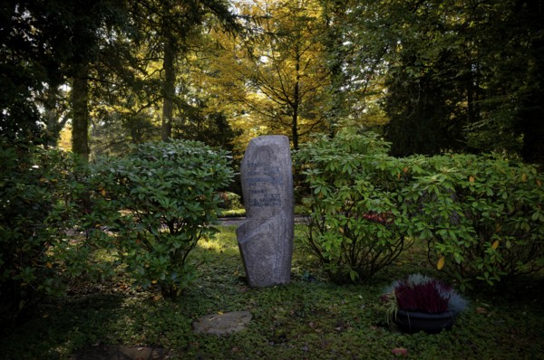 Gravesite, tomb, grave of the family Yvonne and Arnulf Klett, former mayor of Stuttgart, forest cemetery, autumn, autumnal, Stuttgart, Baden-Württemberg, Germany