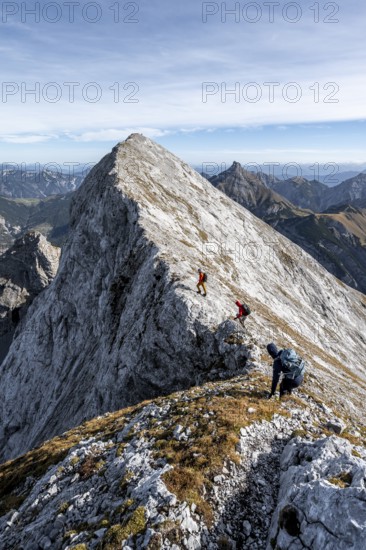 Mountaineer on the ridge of the Gamsjoch, mountain panorama, transition to the main summit of the Gamsjoch, in autumn, Rißtal in the Eng, Karwendel, Tyrol, Austria