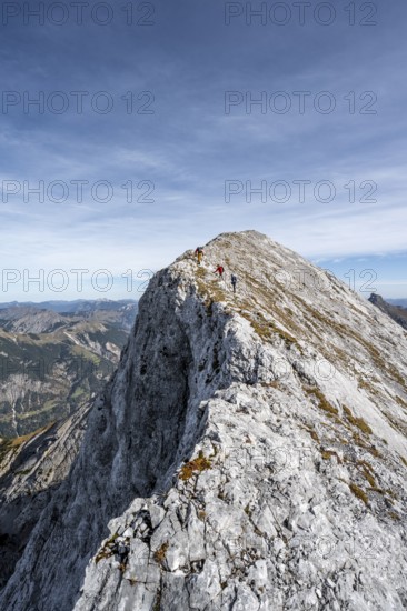 Mountaineer on the ridge of the Gamsjoch, transition to the main summit of the Gamsjoch, in autumn, Rißtal in the Eng, Karwendel, Tyrol, Austria
