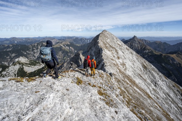 Mountaineer on the ridge of the Gamsjoch, mountain panorama, transition to the main summit of the Gamsjoch, in autumn, Rißtal in the Eng, Karwendel, Tyrol, Austria