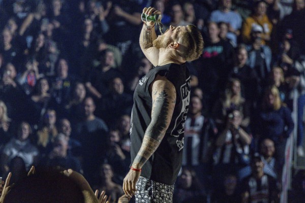 FiNCH with beer can at his Arena Tour 2025 in the ZAG Arena in Hanover on 08.10.2025