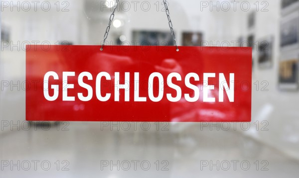 Closed sign in the window of an art gallery, Berlin, 05.10.2025, Berlin, Berlin, Germany