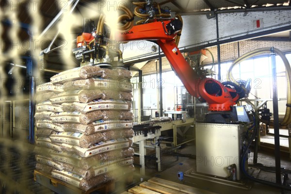 Robot stacks bags of pellets on a pallet at FIrma Energie-Mann in the Westerwald