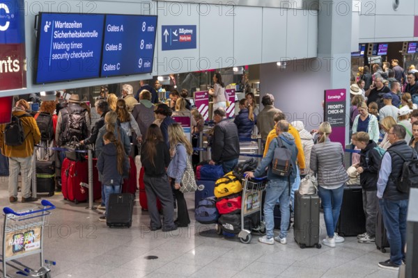 Full check-in hall, queues, Terminal B, many thousands of people take off on the first day of the North Rhine-Westphalia autumn holidays, at Düsseldorf Airport, but the waiting times were kept within limits, despite the large rush, North Rhine-Westphalia, Germany
