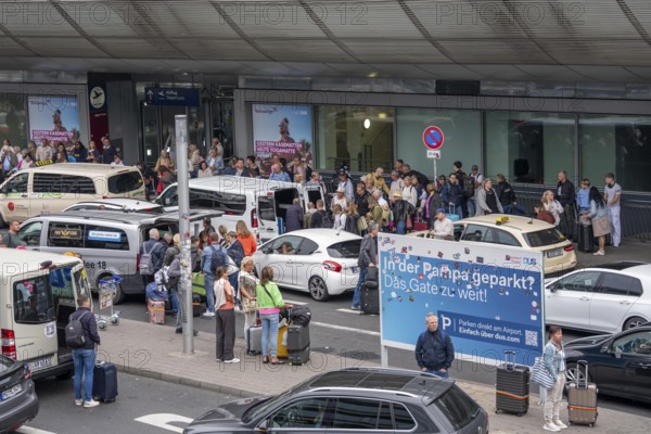 Ahead of Terminal B, many thousands of people set off on holiday on the first day of the North Rhine-Westphalia autumn holidays at Düsseldorf Airport, but waiting times were kept within limits despite the huge rush, North Rhine-Westphalia, Germany