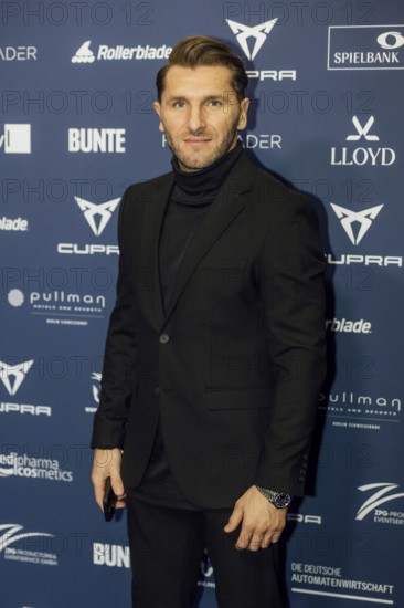 Flamur Aljiji on the red carpet in front of the award ceremony at Pullmann Berlin Schweizerhof, Berlin, 09.10.2025