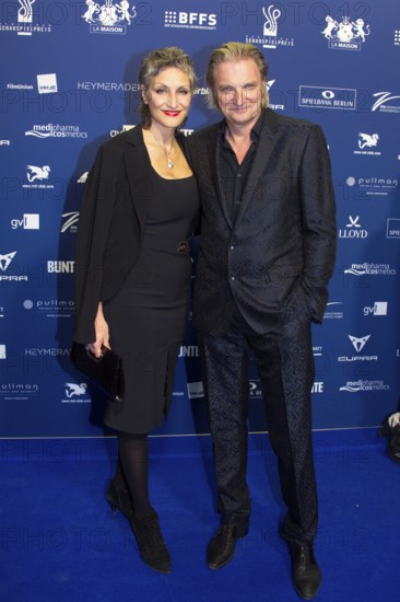 Stefan Jürgens with partner Boriana Rosenmüller, DEUTSCHER SCHAUSPIELPREIS 2025, Red Carpet at the PULLMAN BERLIN SCHWEIZERHOF, Berlin, 09.10.2025