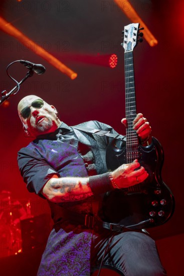 Carl Fornia, guitarist, Mono Inc., dark rock band, D, live on Live 2025 Tour at the Columbiahalle in Berlin on 10 October 2025