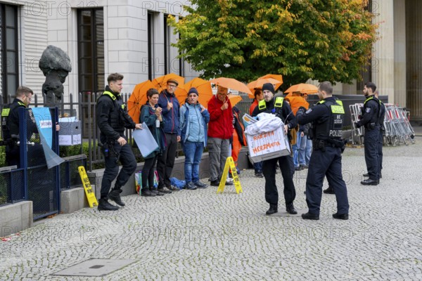 Police officers confiscate boxes from the symbolic house search of the New Generation under the keyword Merzmafia at the Stiftung Familienunternehmen und Politik, Berlin, 10 October 2025
