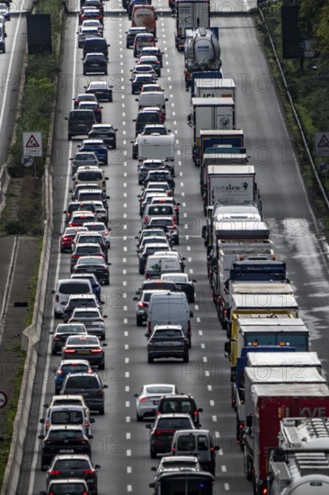 Traffic jam on the A3 motorway between the Hilden junction and the Mettmann junction, view to the south, traffic jam due to construction work, North Rhine-Westphalia, Germany
