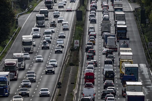 Traffic jam on the A3 motorway between the Hilden junction and the Mettmann junction, view to the south, traffic jam due to construction work, North Rhine-Westphalia, Germany