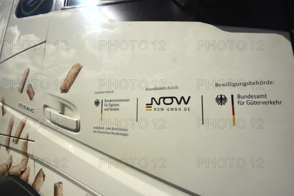 The passenger door of an electric lorry shows which state institutions have paid and approved subsidies. The vehicle is parked on the premises of the Enegie-Mann company in Westerwald