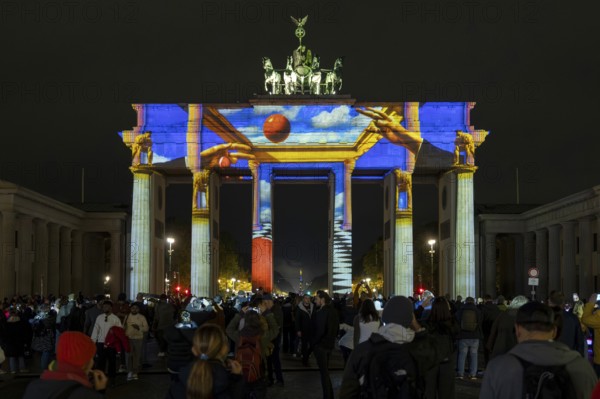 Brandenburg Tor, 21st BERLIN FESTIVAL OF LIGHTS, motto Let's Shine Together, light installations, 8 October 2025, Berlin, Germany, opening day in drizzle < english> 21st BERLIN FESTIVAL OF LIGHTS, motto Let's Shine Together, light installations, October 8, 2025, Berlin, Germany