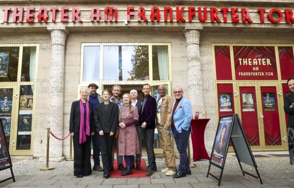 Irene Christ, Tibor Locher, Johanna Marie Bourgeois, Johannes Hallervorden, Cora Chilcott, Wolfgang Seppelt, Marc Rudolf, Pierre Sanoussi-Bliss and Dennis Schönwetter at the annual press conference for the 2025/2026 season at the Theater am Frankfurter Tor. Berlin, 07.10.2025