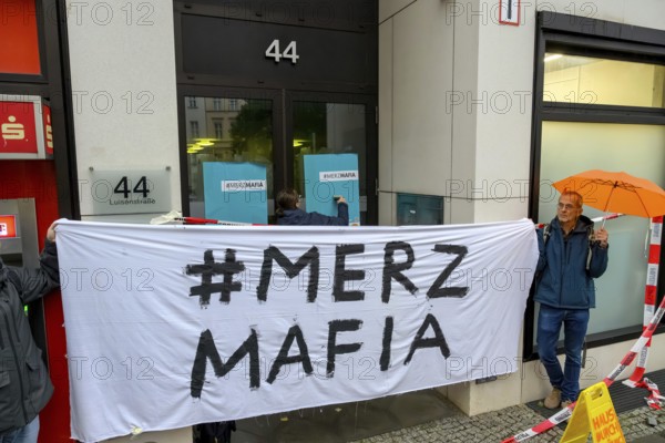 The New Generation symbolically organises a house search at the Economic Council of the CDU, a lobby organisation. The action runs under the hashtag Merzmafia. right: Prof. Nikolaus Froitzheim, Berlin, 08.10.2025