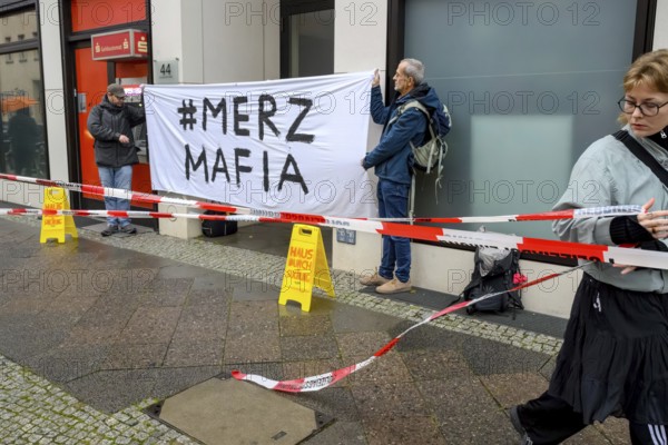 The New Generation symbolically organises a house search at the Economic Council of the CDU, a lobby organisation. The campaign runs under the hashtag Merzmafia. Centre with rucksack: Prof. Nikolaus Froitzheim, Berlin, 08.10.2025