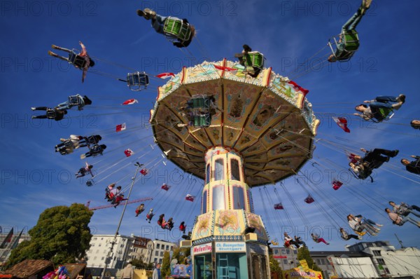 Chain carousel, Cannstatter Wellenflug, high ride, rides, motion, motion effect, Cannstatter Wasen, funfair, fairground, spring festival, folk festival, Bad Cannstatt, Stuttgart, Baden-Württemberg, Germany