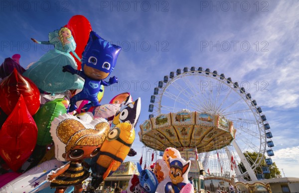 Balloons, helium balloons, motif balloons, chain carousel, Cannstatter Wellenflug, Ferris wheel, Europa Rad, high ride, rides, movement, movement effect, Cannstatter Wasen, fair, funfair, spring festival, folk festival, Bad Cannstatt, Stuttgart, Baden-Württemberg, Germany