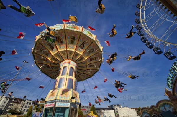 Chain carousel, Cannstatter Wellenflug, Ferris wheel, Europa Rad, high ride, rides, movement, movement effect, Cannstatter Wasen, funfair, fair, spring festival, folk festival, Bad Cannstatt, Stuttgart, Baden-Württemberg, Germany
