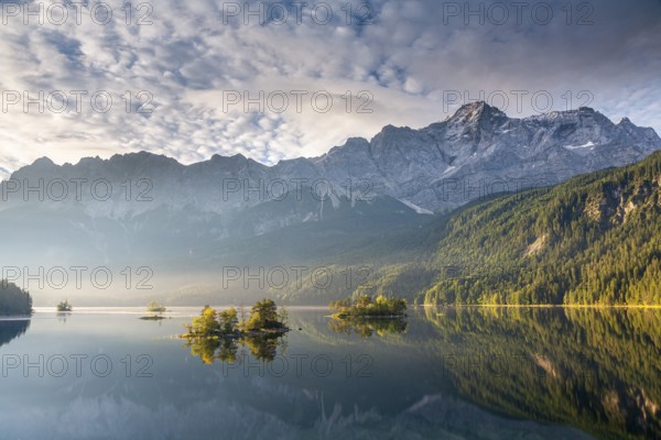 Morning atmosphere at the Eibsee lake with the Zugspitze, small islands in the first light, Grainau near Garmisch-Partenkirchen, Upper Bavaria, Bavaria, Germany