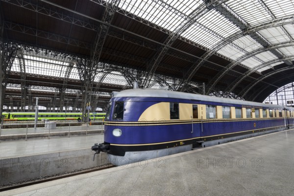 Riveted iron framework in the main railway station, historic train of the Deutsche Reichsbahn, Leipzig, Saxony, Germany