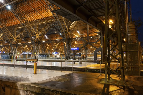 Riveted iron framework in the railway hall, railway, railway tracks, building, main station, Leipzig, Saxony, Germany