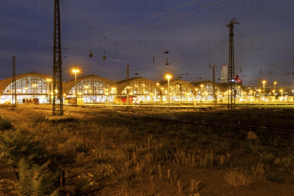 Riveted iron truss, railway, railway tracks, building, blue hour, main station, Leipzig, Saxony, Germany
