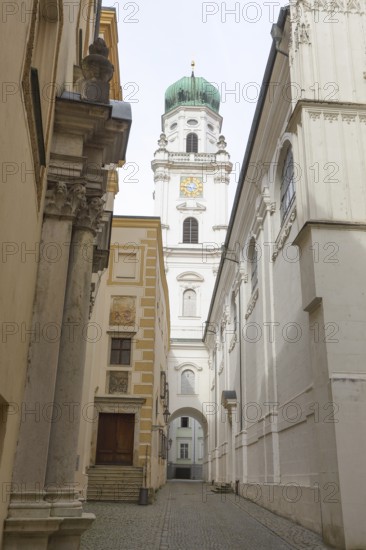 Narrow alley in Passau, at St Stephen's Cathedral, Old Town, Passau, Lower Bavaria, Bavaria, Germany