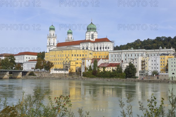 River Inn, Marienbrücke, behind it Prince-Bishop's Opera House, also City Theatre, St. Stephen's Cathedral or St. Stephen's Cathedral, on the right New Bishop's Residence, Old Town, Passau, Lower Bavaria, Bavaria, Germany