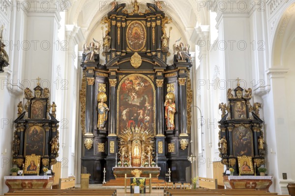 St. Paul's parish church, the first church was consecrated to St. Paul around 1050, Passau, view through the nave of a church to the magnificent high altar and the vaulted ceiling, Passau, Bavaria, Germany