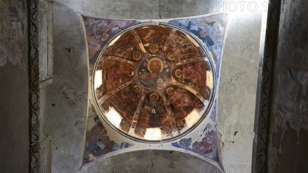 Metropolis, Metropolitan Church of Agios Dimitrios Mystras, A decorative dome with a Byzantine fresco in shades of red and blue, Mystras, Mistra, UNESCO World Heritage Site, Medieval Byzantine ruined city, north-west of Sparta, foothills of the Tyagetos Mountains, Peloponnese, peninsula, Greece